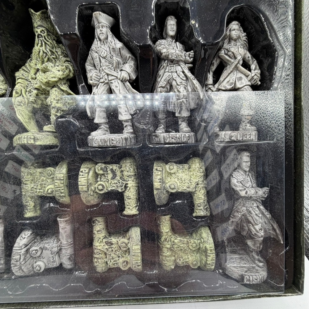 Disney Pirates of the Caribbean Dead Mans Chest Chess Collectors Edition 2006 - Picture 12 of 15